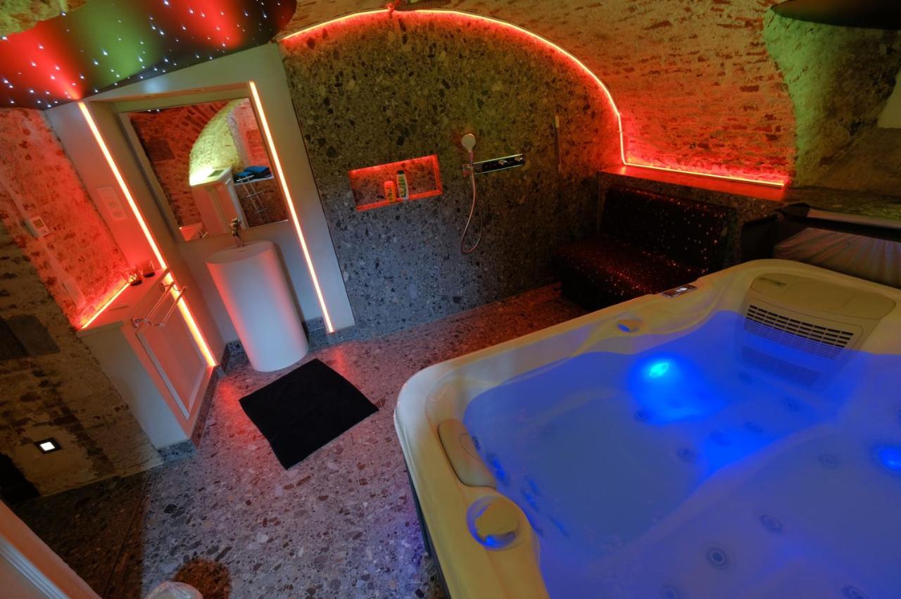 לינה וארוחת בוקר Secret Jacuzzi Mons - Parking Prive Gratuit מראה חיצוני תמונה